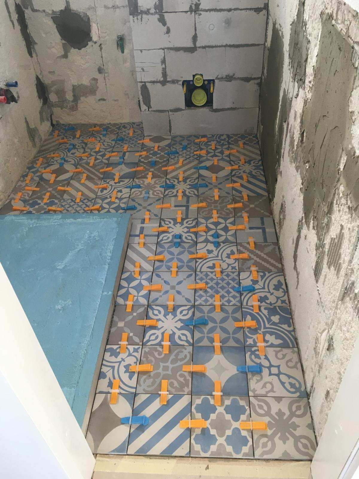 Pokládka dlažby v patchwork dekore s nivelačným systémom