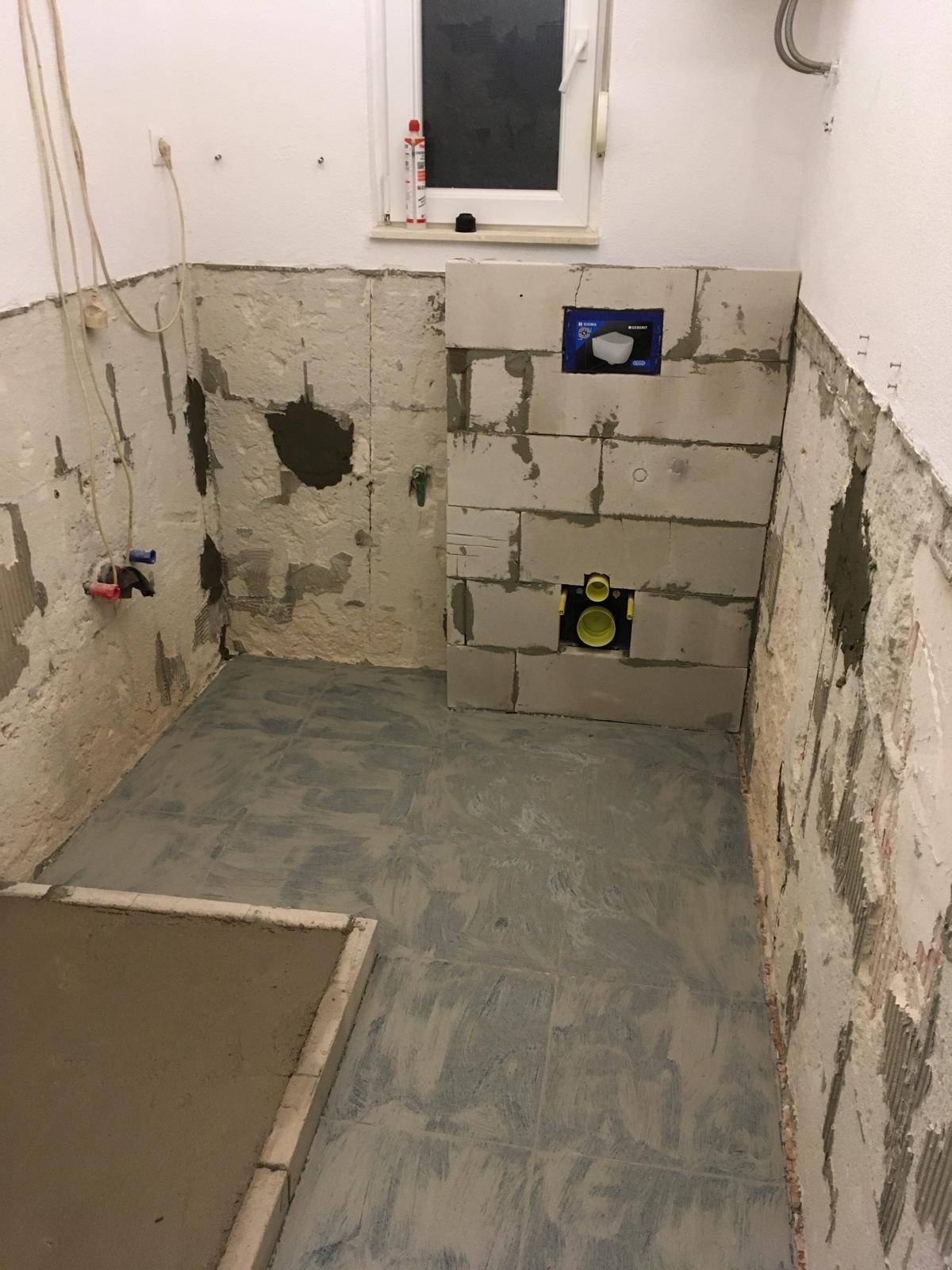 Pred: Kúpeľňa pred prácami: holé steny bez obkladu