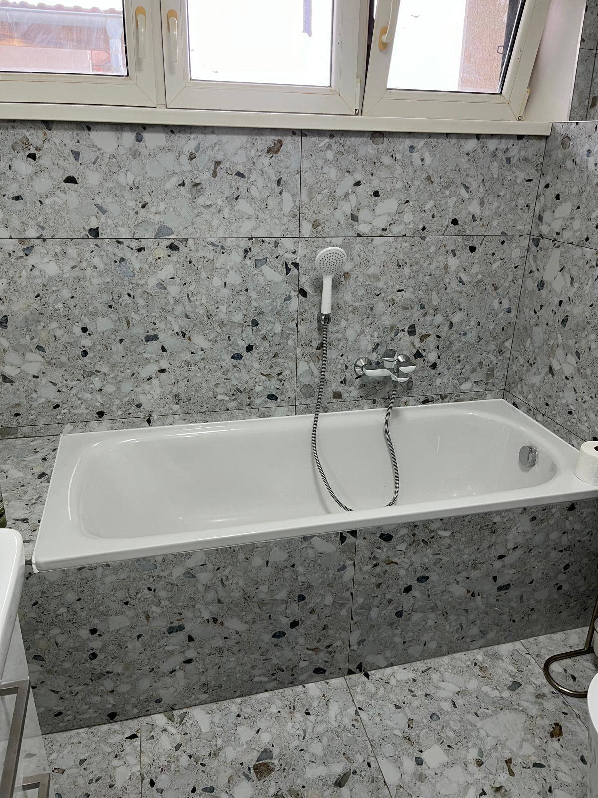 Obložená vaňa, obklad a dlažba v dekore terazzo