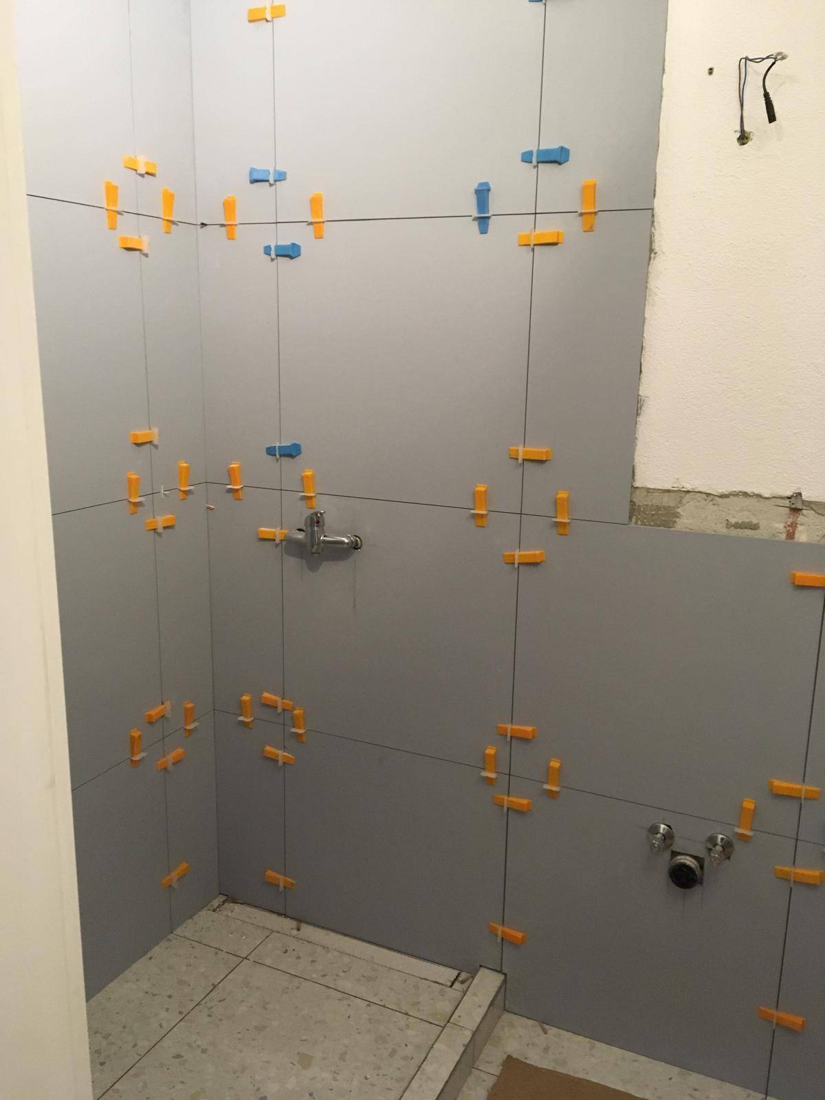 Obkladanie sprchového kúta s nivelačným systémom