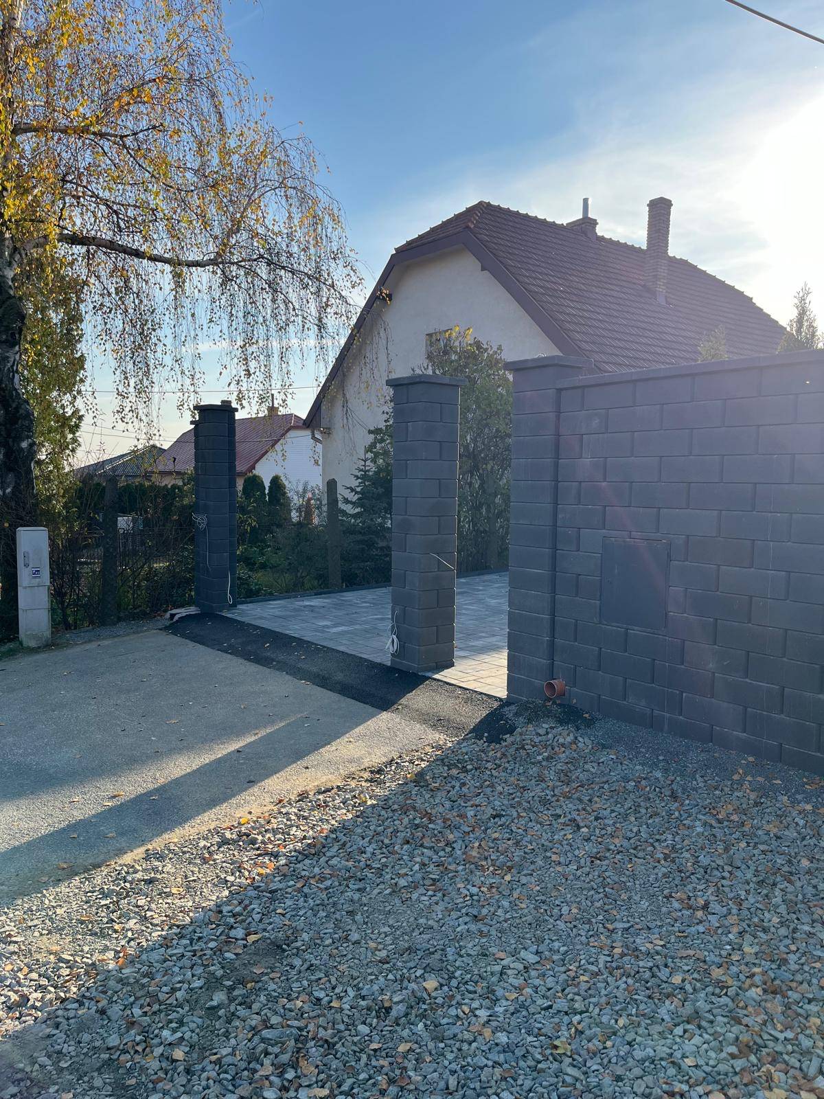 Plot z tvárnic a vjazd k rodinnému domu