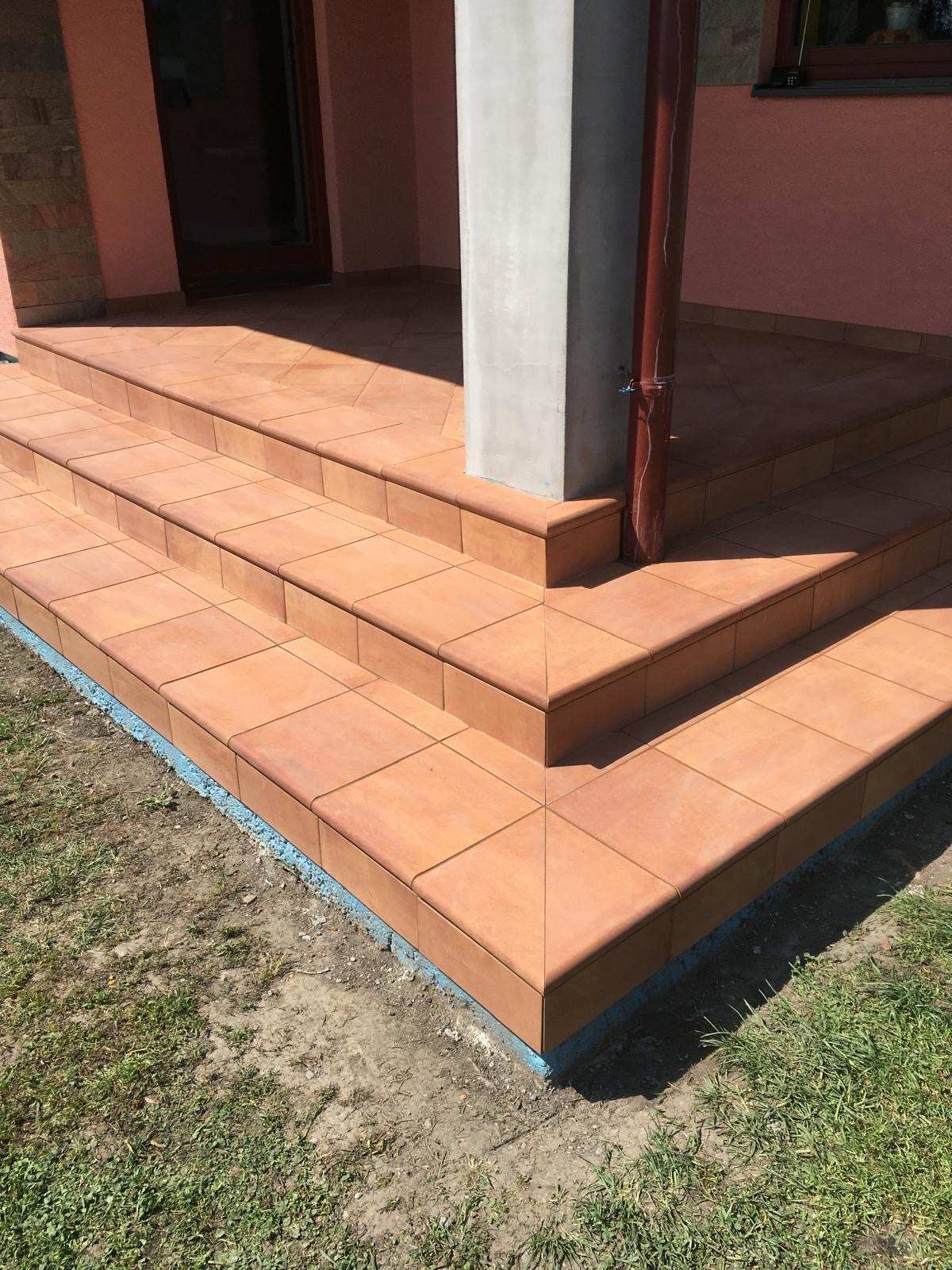 Vonkajšie schody a terasa s dlažbou